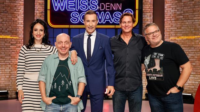 Moderator Kai Pflaume und seine Rateteam-Kapitäne Bernhard Hoëcker und Elton begrüßen in dieser Sendung die Schauspielerin und Moderatorin Stephanie Stumph und den Schauspieler Thomas Heinze.