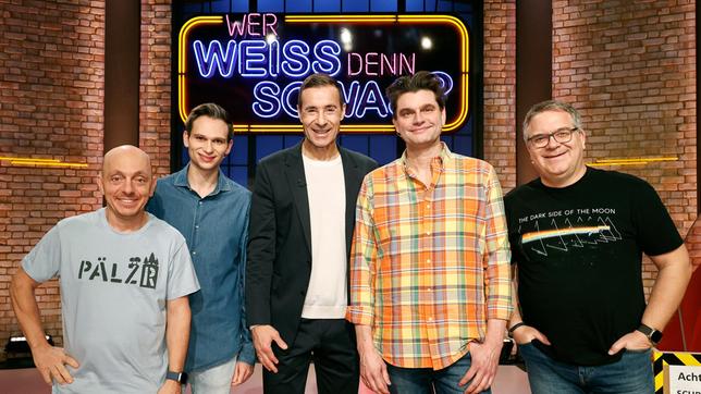 Moderator Kai Pflaume und seine Rateteam-Kapitäne Bernhard Hoëcker und Elton begrüßen in dieser Sendung den Komiker und Fernsehmoderator Lutz van der Horst und den Komiker Fabian Köster.