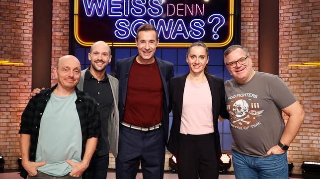 Bild: ARD/Morris Mac Matzen Moderator Kai Pflaume und seine Rateteam-Kapitäne Bernhard Hoëcker und Elton begrüßen in dieser Sendung den Triathlet Patrick Lange und die Triathletin Laura Philipp.
