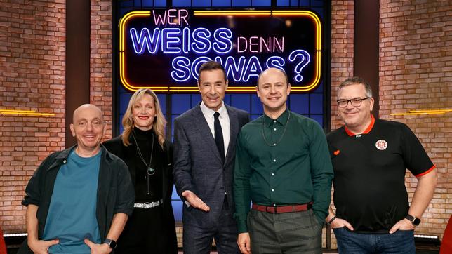 Moderator Kai Pflaume und seine Rateteam-Kapitäne Bernhard Hoëcker und Elton begrüßen in dieser Sendung die Schauspielerin Anna Schudt und ihren Ehemann, den Schauspieler Moritz Führmann.