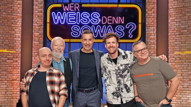 Moderator Kai Pflaume und seine Rateteam-Kapitäne Bernhard Hoëcker und Elton begrüßen in dieser Sendung den Schauspieler Bill Mockridge und seinen Sohn, den Komiker Luke Mockridge.