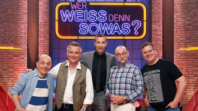 Moderator Kai Pflaume und seine Rateteam-Kapitäne Bernhard Hoëcker und Elton begrüßen in dieser Sendung den Comedian Jörg Knör und den TV-Koch Horst Lichter.