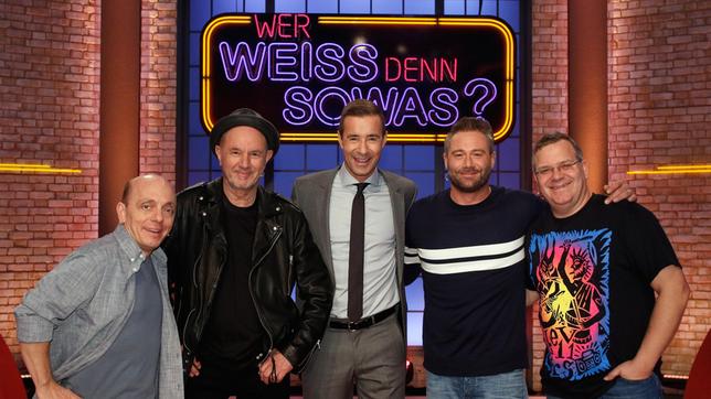 Moderator Kai Pflaume und seine Rateteam-Kapitäne Bernhard Hoëcker und Elton begrüßen in dieser Sendung die beiden Musiker Stefan Waggershausen und Sasha.