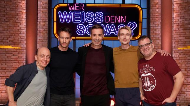 Moderator Kai Pflaume und seine Rateteam-Kapitäne Bernhard Hoëcker und Elton begrüßen in dieser Sendung, die Schauspieler Vladimir Burlakov und Daniel Sträßer.