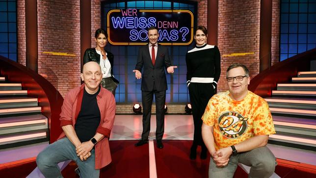 Moderator Kai Pflaume und seine Rateteam-Kapitäne Bernhard Hoëcker und Elton begrüßen in dieser Sendung die Schauspielerin Gerit Kling und ihre Schwester, die Schauspielerin Anja Kling.