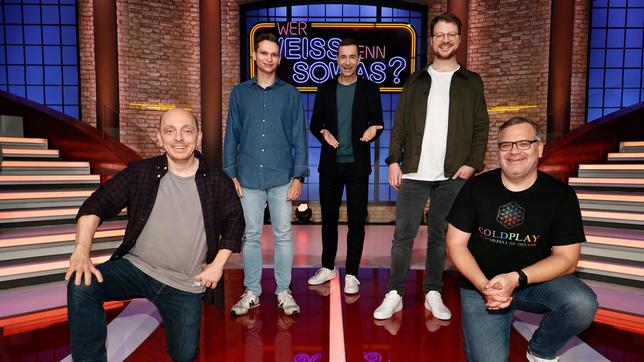 Bild: ARD/Morris Mac Matzen Moderator Kai Pflaume und seine Rateteam-Kapitäne Bernhard Hoëcker und Elton begrüßen in dieser Sendung den Comedy-Autor und Komiker Fabian Köster und den Stand-up-Comedian und Moderator Maxi Gstettenbauer.