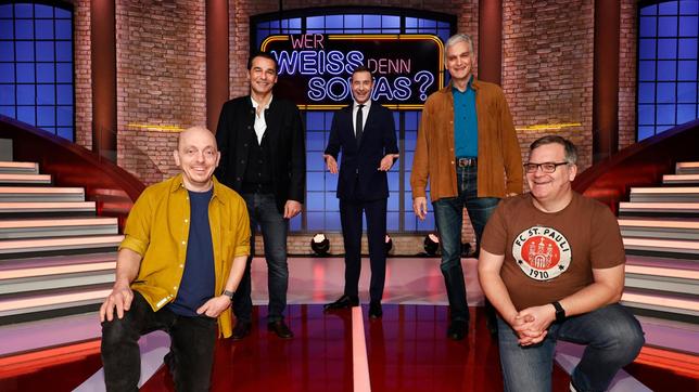 Bild: ARD/Morris Mac Matzen Moderator Kai Pflaume und seine Rateteam-Kapitäne Bernhard Hoëcker und Elton begrüßen in dieser Sendung den Schauspieler Erol Sander und den Schauspieler Walter Sittler.