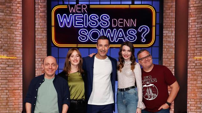 Bild: ARD/Morris Mac Matzen Moderator Kai Pflaume und seine Rateteam-Kapitäne Bernhard Hoëcker und Elton begrüßen in dieser Sendung die Schauspielerin Valerie Huber und die Schauspielerin Leia Holtwick.