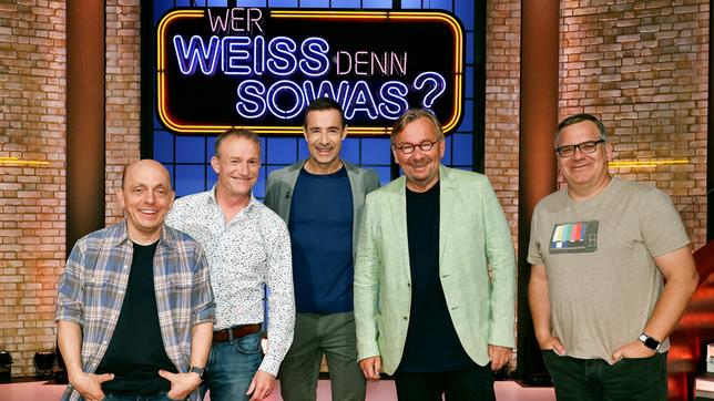 Moderator Kai Pflaume und seine Rateteam-Kapitäne Bernhard Hoëcker und Elton begrüßen in dieser Sendung den Kabarettist und Musiker Michl Müller und den Fernsehmoderator Bernd Stelter.