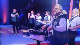 Zum Wachwerden! Elton marschiert mit einem Spielmannszug ins Studio ein. 