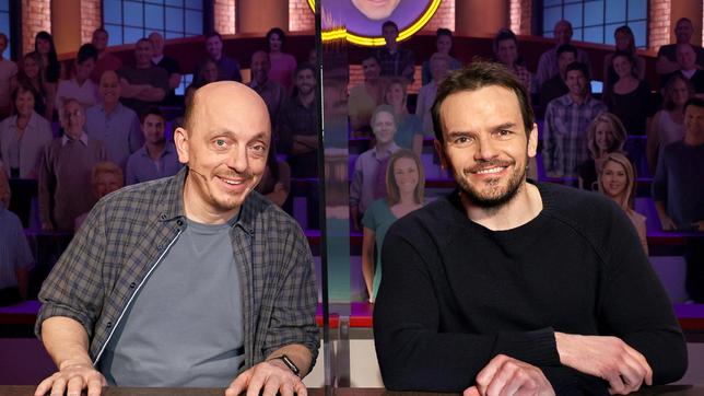 Rateteam-Kapitän Bernhard Hoëcker und der Fernsehkoch Steffen Henssler bilden ein Rateteam.