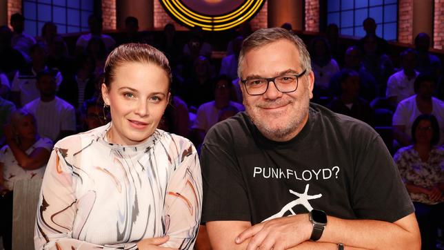 Rateteam-Kapitän Elton mit der Schauspielerin Jasna Fritzi Bauer.