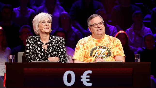 Rateteam-Kapitän Elton mit Sängerin und Schauspielerin Claudia Jung.