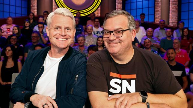 Rateteam-Kapitän Elton und der Fernsehmoderator und Komiker Guido Cantz (l) bilden ein Rateteam.