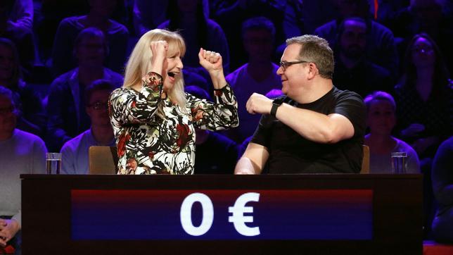 Rateteam-Kapitän Elton und die Schauspielerin Sabine Kaack bilden ein Rateteam.