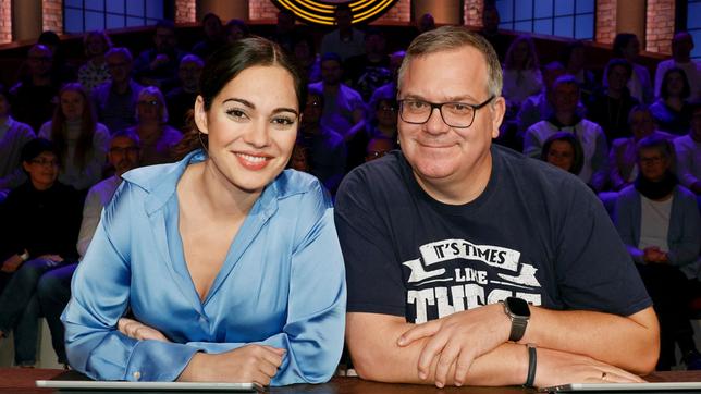 Rateteam-Kapitän Elton und Schauspielerin Nilam Farooq bilden ein Rateteam.