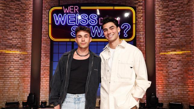 Treten bei "Wer weiß denn sowas?" als Kandidaten an: Der Musiker und TikToker Julien Brown und sein Band-Kollege bei ‚Elevator Boys’, der Musiker und TikToker Jacob Rott.