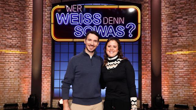 Bild: ARD/Morris Mac Matzen Treten bei "Wer weiß denn sowas?" als Kandidat:innen an: Der ehemalige Skirennläufer Felix Neureuther und die ehemalige Skirennläuferin Viktoria Rebensburg.