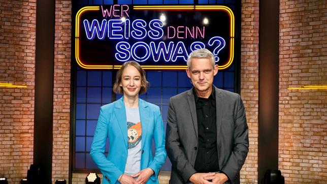 Treten bei "Wer weiß denn sowas?" als Kandidat:innen an: Die Wissenschaftsjournalistin und Astrophysikerin Dr. Sibylle Anderl und der Radioastronom Prof. Dr. Heino Falcke.