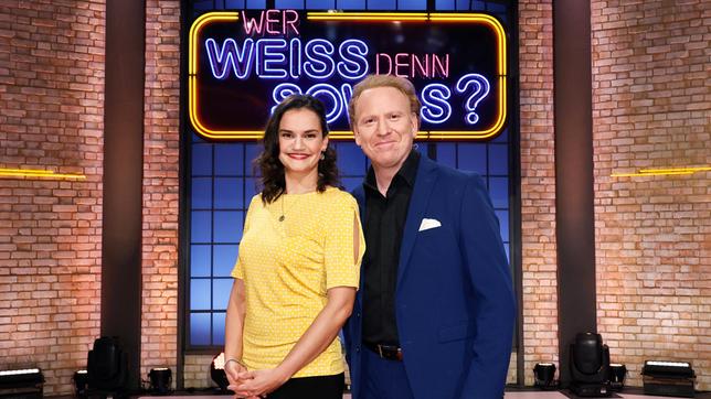 Treten bei "Wer weiß denn sowas?" als Kandidat:innen gegeneinander an: Die Cellistin Raphaela Gromes und der Geiger Daniel Hope.