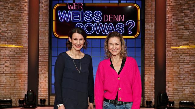 Bild: ARD/Morris Mac Matzen Treten bei "Wer weiß denn sowas?" als Kandidatinnen gegeneinander an: Die Schauspielerin Annett Renneberg und die Schauspielerin Rhea Harder-Vennewald.