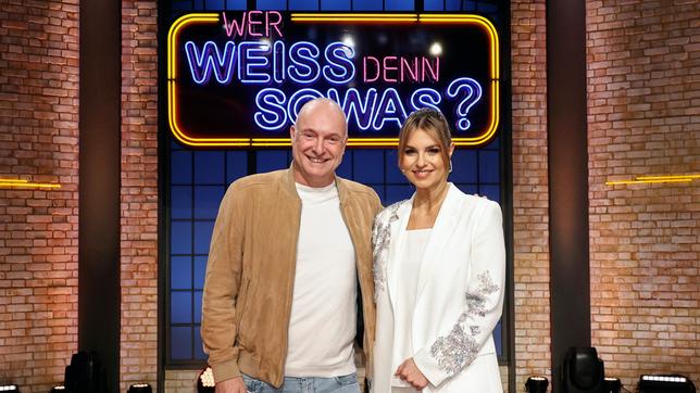 Treten bei "Wer weiß denn sowas?" gegeneinander an: Der Fernsehmoderator und Sportreporter Frank Buschmann und die Fernsehmoderatorin Laura Wontorra.