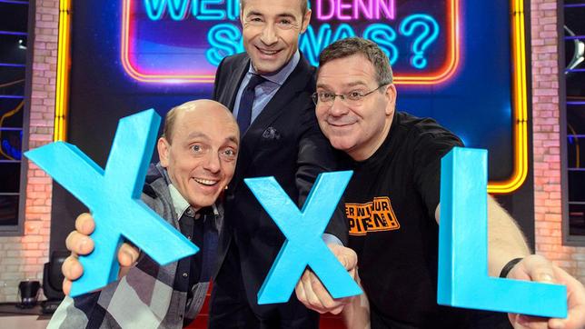 In den XXL-Folgen stellen sich neben Superhirn Bernhard Hoecker (li.) und Quizmaster Elton (re.) sechs weitere Prominente den amüsanten und skurrilen Fragen von Moderator Kai Pflaume (Mitte).