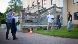 Backstage bei Akte Ex: Oliver Franck und Isabell Gerschke am Set in Ettersburg bei Weimar