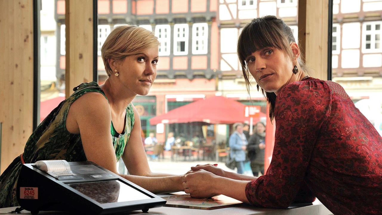 Klara (Wolke Hegenbarth) und ihre Freundin Kati (Sophie Lutz) beim Shoppen in Quedlinburg.