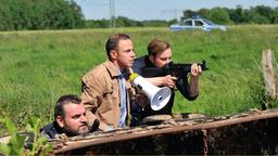 Ollie Ollenhauer (Christoph Hagen Dittmann), Paul Kleinert (Felix Eitner) und Jonas Wolter (Jan Niklas Berg) müssen Klara aus der Wagenburg der Berghoffs befreien.