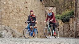 Klara (Wolke Hegenbarth) besucht mit ihrer Freundin Kati (Sophie Lutz) ein altes Schloss bei Quedlinburg. Sie wollen Fotos für das Stadtarchiv machen, bevor das Gebäude zu einem Luxus-Hotel saniert wird.