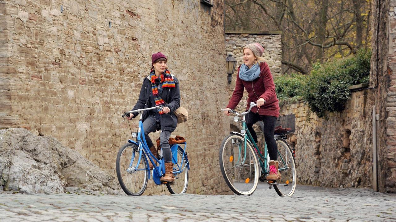 Klara (Wolke Hegenbarth) besucht mit ihrer Freundin Kati (Sophie Lutz) ein altes Schloss bei Quedlinburg. Sie wollen Fotos für das Stadtarchiv machen, bevor das Gebäude zu einem Luxus-Hotel saniert wird.