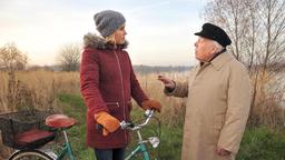 Klara (Wolke Hegenbarth) möchte von Willi Karlfeld (Jochen Stern) wissen, ob er einen Schuß bei seinen Wanderungen gehört hat.