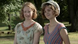 Greta (Lenoie Benesch) und Charlotte (Liv Lisa Fries) am Wannsee.