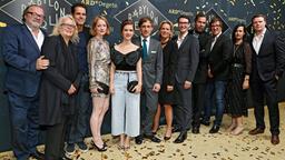 Die Gastgeber der „Golden Hours“ Stefan Arndt (X Filme) und Manuela Stehr (X Verleih) mit Regisseur Tom Tykwer, den Hauptdarstellern Leonie Benesch, Liv Lisa Fries und Volker Bruch, Gastgeberin Christine Strobl sowie Sascha Schwingel (ARD Degeto), Regisseur Achim von Borries, Uwe Schott (X Filme), Redakteurin Carolin Haasis (ARD Degeto) und Michael Polle (X Filme)