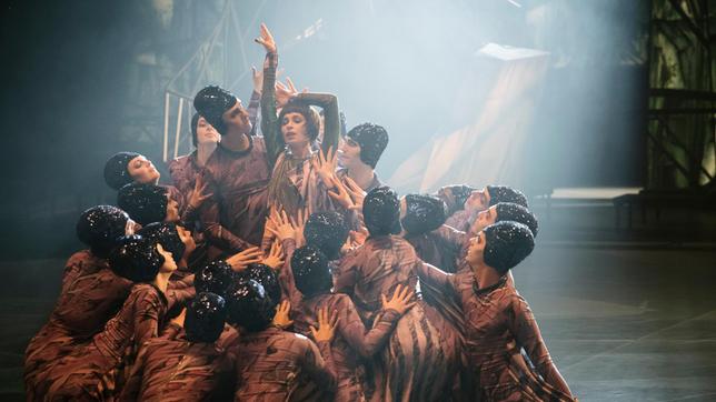 BABYLON BERLIN: Die Tänzerinnen proben am Set von "Dämonen der Leidenschaft" in den Babelsberger Filmstudios.