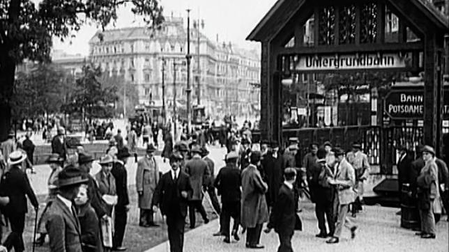 Herbst 1929: Berlin wird mehr und mehr zum Schauplatz politischer Auseinandersetzungen. Die Weltwirtschaftskrise verschärft die Polarisierung, ja Spaltung der Stadt. Ein Medienmogul verbündet sich mit den Nazis. Ein Revuegirl stiehlt einem Star die Show. Ein Satiriker provoziert sein Land. Alfred Hugenberg, Marlene Dietrich, Kurt Tucholsky. Ein Film über den Anfang vom Ende der Weimarer Republik. - Berlin in den 20er Jahren.