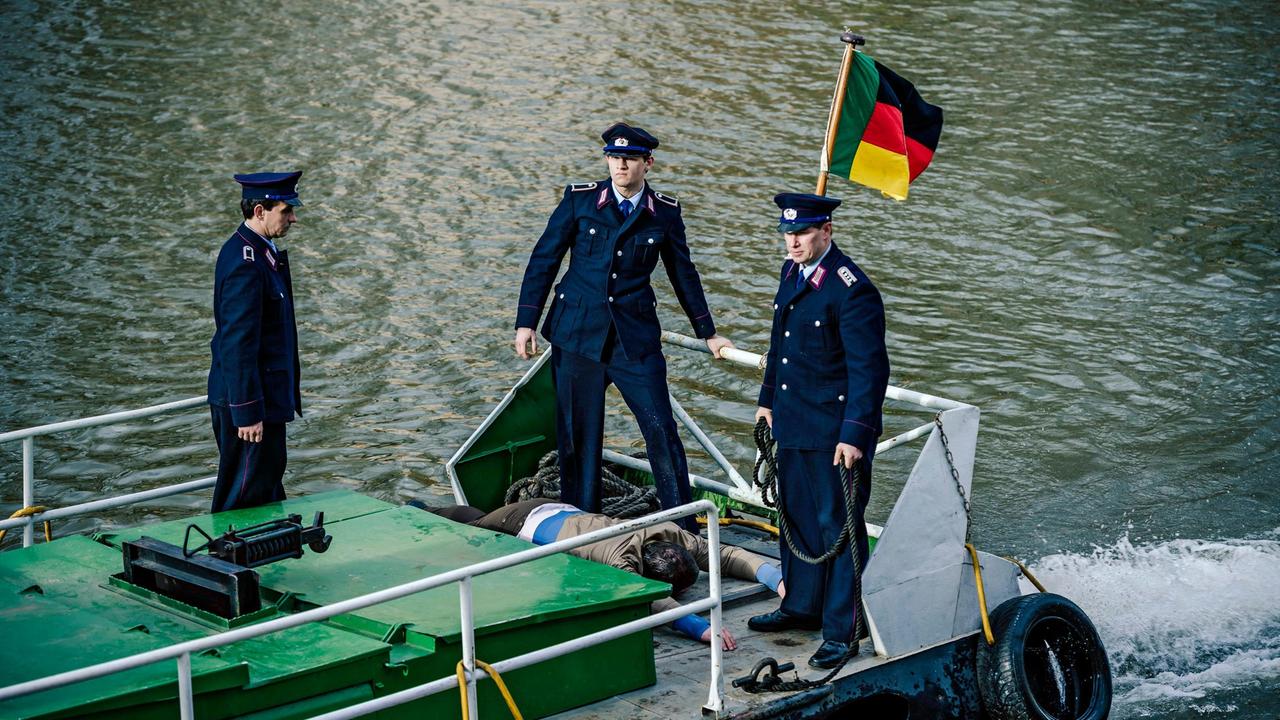 Der erste Mauertote wird aus dem Humboldthafen geborgen (Komparsen).