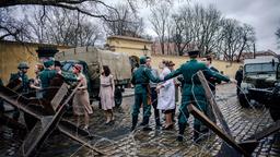 Vor der Charité wird eine Mauer errichtet - Soldaten halten Passanten zurück.