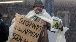 Die Kanzlei: Der Obdachlose Ecki (Matthias Brenner) im Regen.