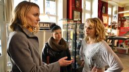 Die blinde Rechtsanwältin Romy Heiland (Christina Athenstädt) stößt im Beisein ihrer Assistentin (Anna Fischer) auf die Ablehnung der Zeugin Peggy Schneider (Anja Gräfenstein), als sie diese befragen will.