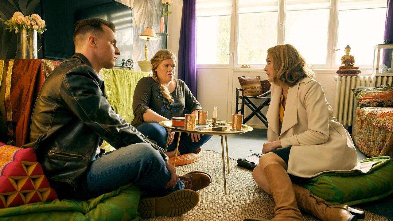 Romy Heiland (Christina Athenstädt), begleitet von Ringo Holländer (Tim Kalkhof), befragt ihre Mandantin Diana Merrick (Gisa Flake), die sich frustriert zu Hause verkrochen hat.