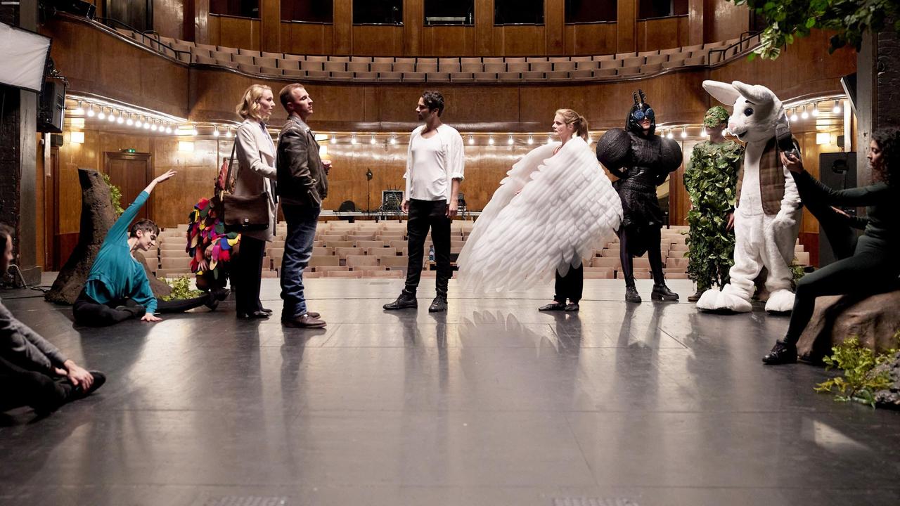 Romy Heiland (Christina Athenstädt), in Begleitung von Ringo Holländer (Tim Kalkhof), befragt den Choreografen Patrick Leclerque (Luka Dimic), Sandra Wehran (Helene Aderhold) und Mitglieder des Musical-Ensembles.