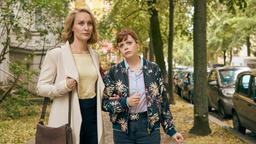 Romy Heiland (Christina Athenstädt) und Tilly Vogel (Sina Reiß) haben es im aktuellen Fall mit einem Fall von Fahrerflucht zu tun, bei dem ein Kind zu Tode kam.