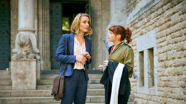 Romy Heiland (Christina Athenstädt) und Tilly Vogel (Sina Reiß) wurden davon überrascht, dass man ihrer Mandantin einen Banküberfall vorwirft.