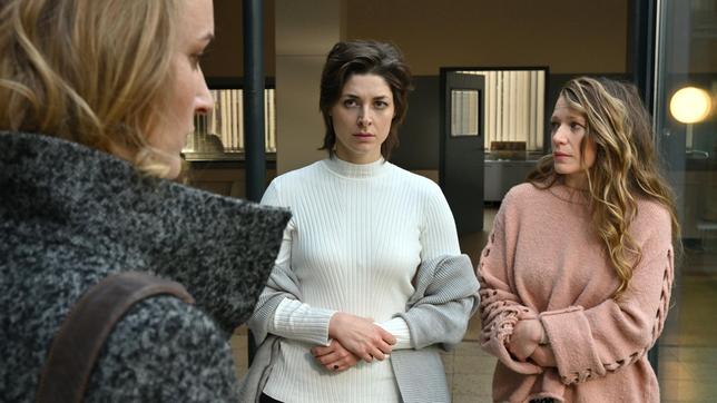 Romy Heilands (Christina Athenstädt) neue Mandantin Eva Steeger (Katharina Nesytowa) und ihre Frau Chris Steeger (Rebecca Rudolph) wollen, dass der mutmaßliche Verursacher für die Vergiftung ihres Kindes bestraft wird.