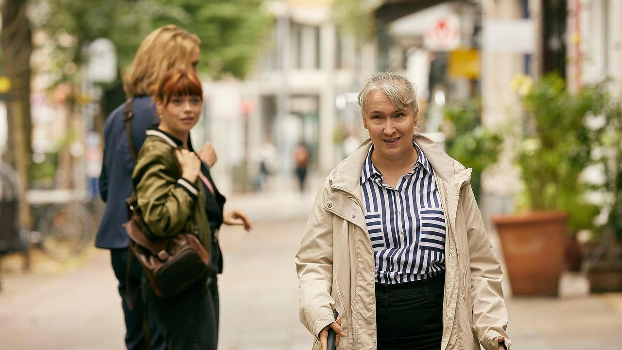 Tilly Vogel (Sina Reiß) wundert sich über den kuriosen Zufall, dass ihre blinde Chefin Romy Heiland (Christina Athenstädt) ausgerechnet mit einer blinden Passantin (Pamela Pabst), zusammengestoßen ist.