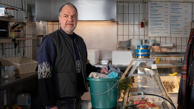 Fischhändler Harmsen (Marek Erhardt) steht vor dem Ruin. 