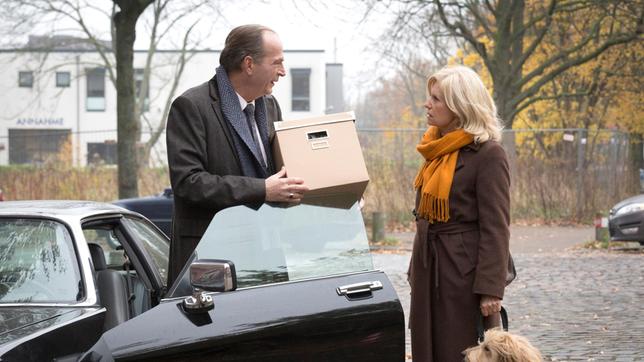 Die Kanzlei: Isa (Sabine Postel) hat Gellert (Herbert Knaup) treffen sich auf der Straße.