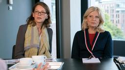 Isa von Brede (Sabine Postel) und ihre Mandantin Marina Bischoff (Angela Roy) verklagen die Partneragentur "Hopefully Love".